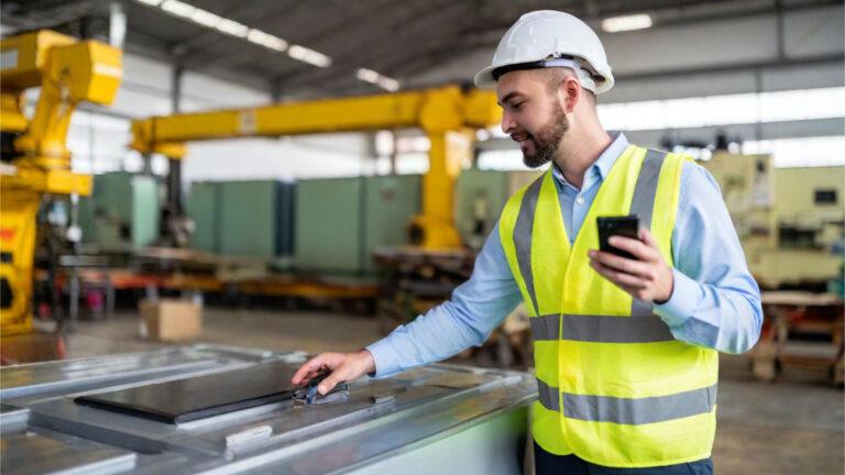 Сюрвейер проводит инспекцию товаров на производстве в Китае