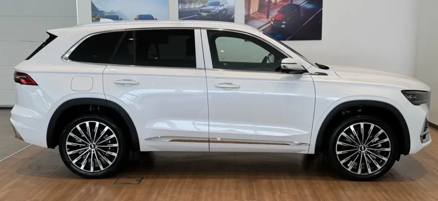 Geely Monjaro 2025 года в кузове белый