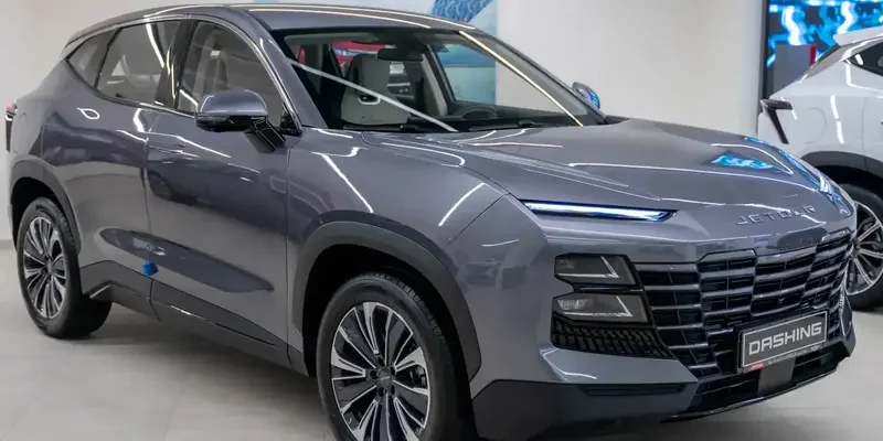 Кроссовер Jetour Dashing 2025 года в сером цвете