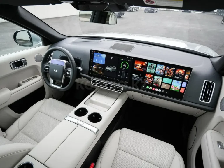 Салон автомобиля LiXiang L9 с русифицированной прошивкой