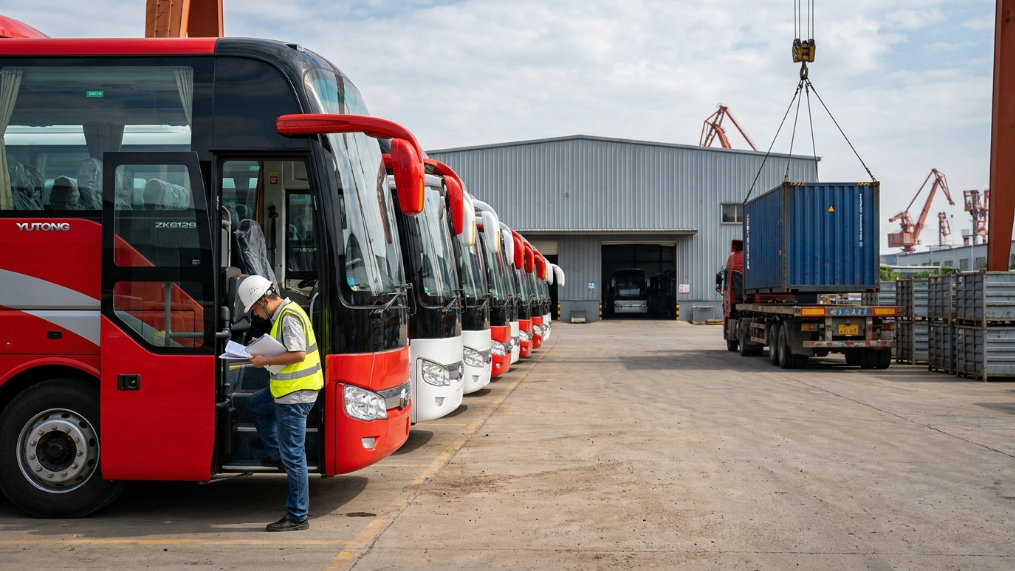 Автобус Yutong ZK6122 перед погрузкой на транспорт в Китае